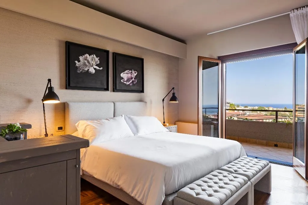 VILLA FIVE BEDROOMS Room, The Villa by Ferrini Home, Catania