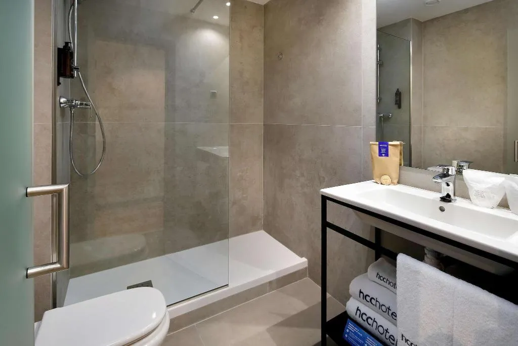 DOUBLE SINGLE USE TWO BEDS Room, Hcc Montblanc, Barcelona