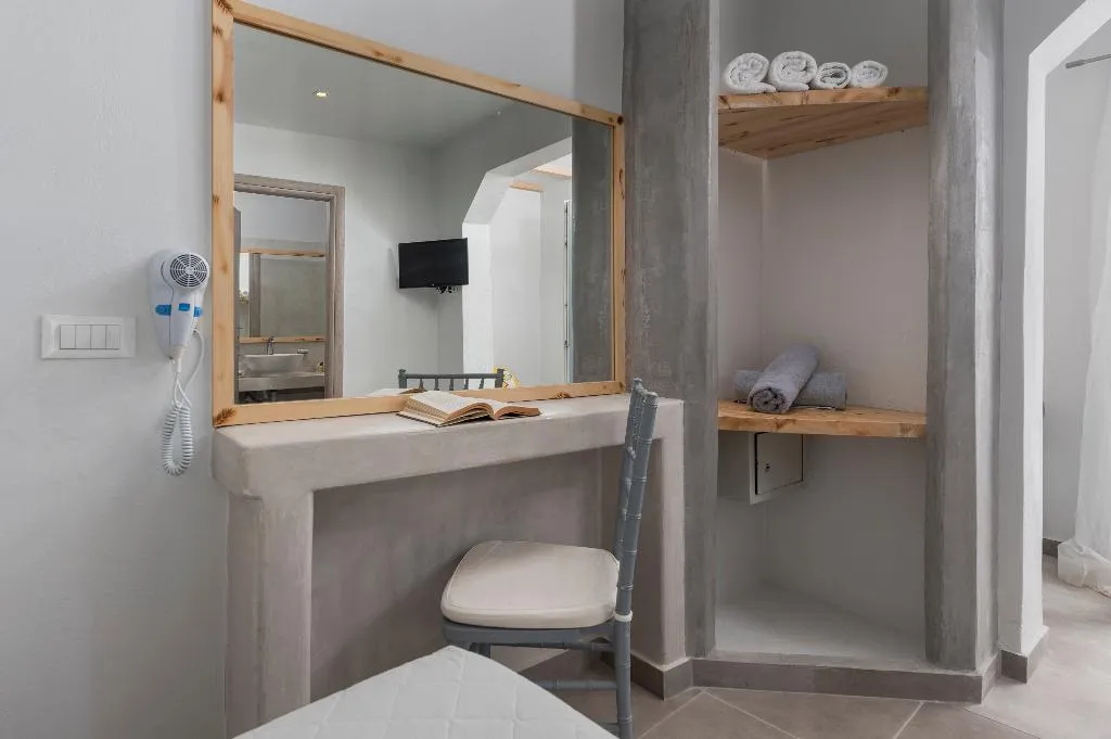 DOUBLE WITH JACUZZI Room, Gizis Cliffside Suites, Santorini