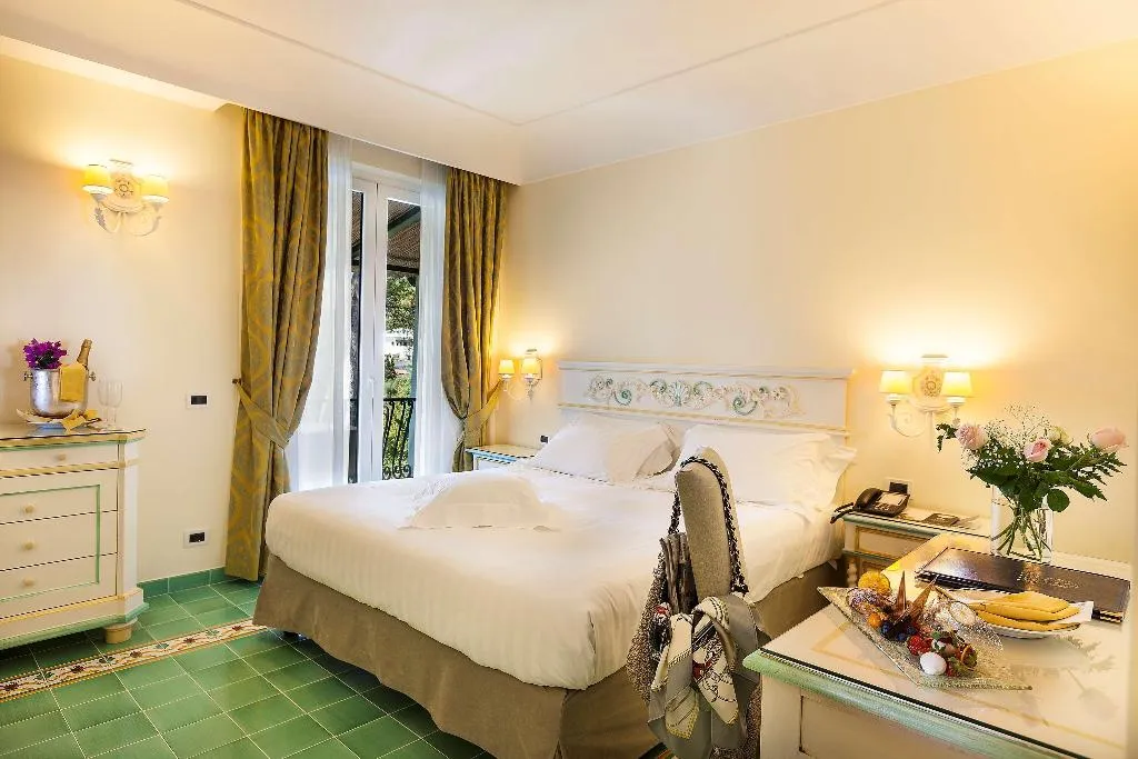 Room, Excelsior Belvedere Hotel & Spa, Naples