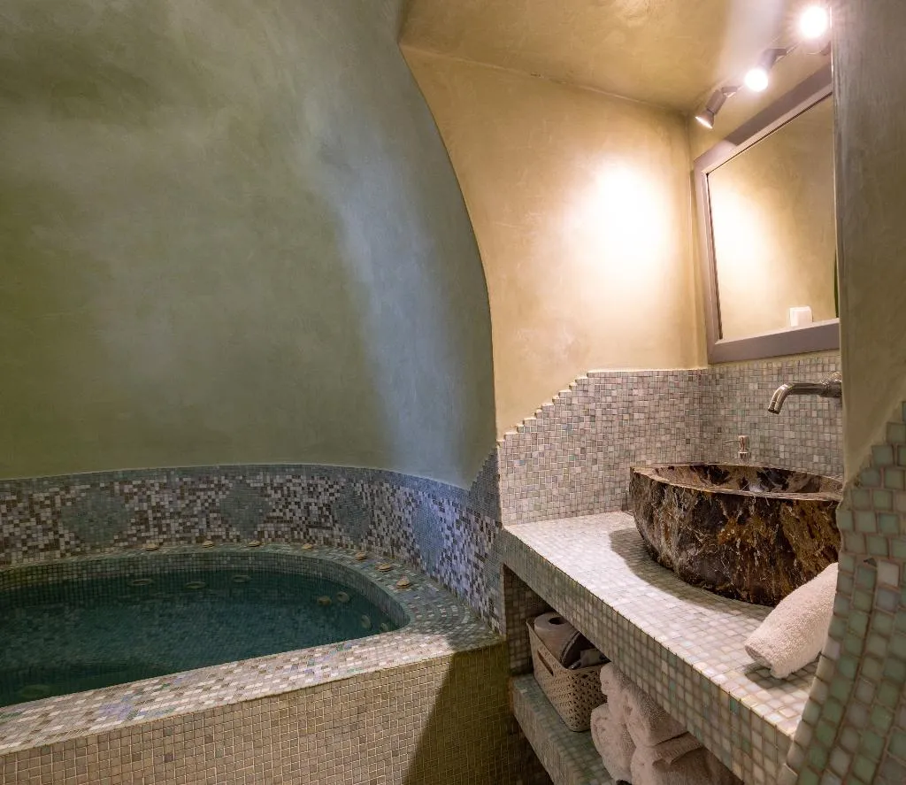 SUITE WITH JACUZZI Room, Above Blue Suites, Santorini