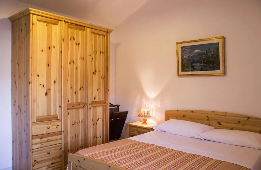 Room, Villa De Angelis, Naples