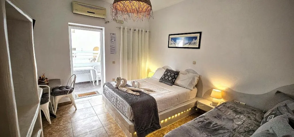 Room, Pleasure Beachside Studios, Santorini