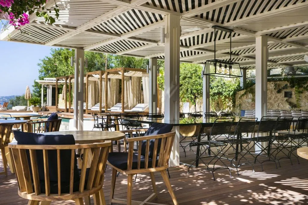 Bar, F Zeen, Kefallinia