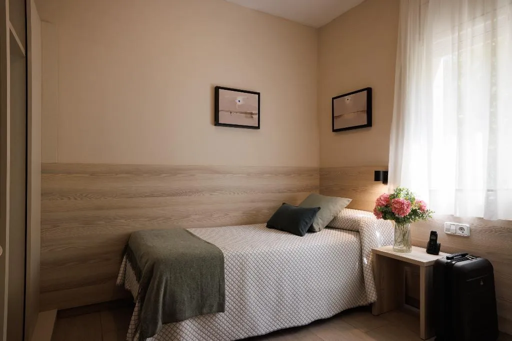 SINGLE STANDARD Room, Bonanova Park, Barcelona