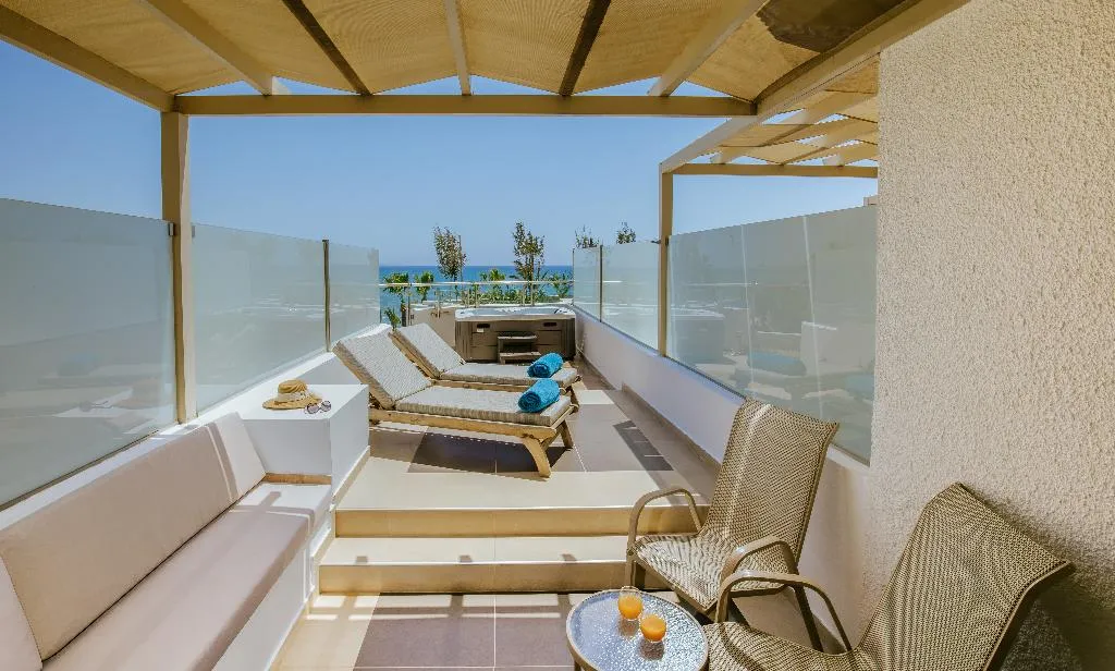 SUITE WITH JACUZZI Room, Golden Bay Beach hotel, Cyprus