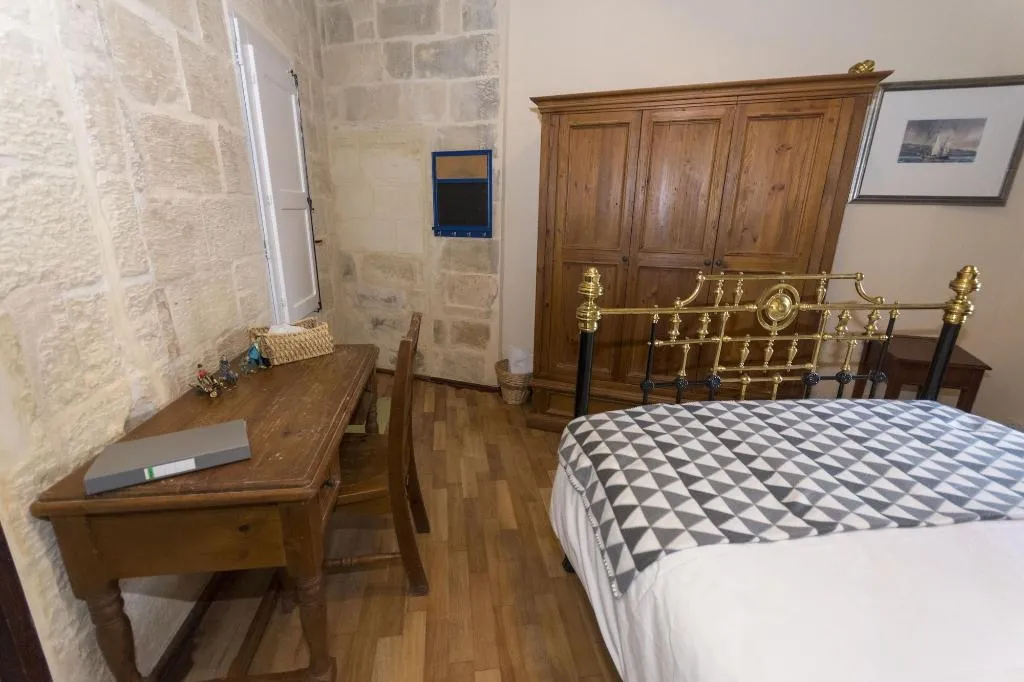 Room, The Burrow Guest House, Malta