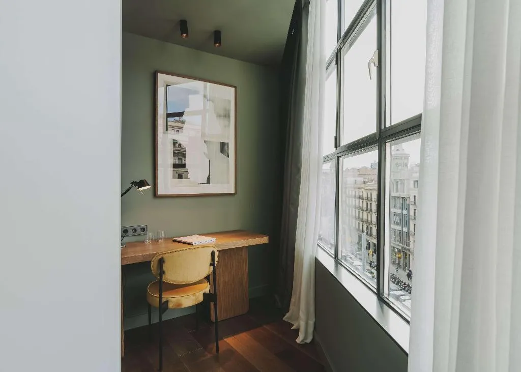 Room, Regina, Barcelona