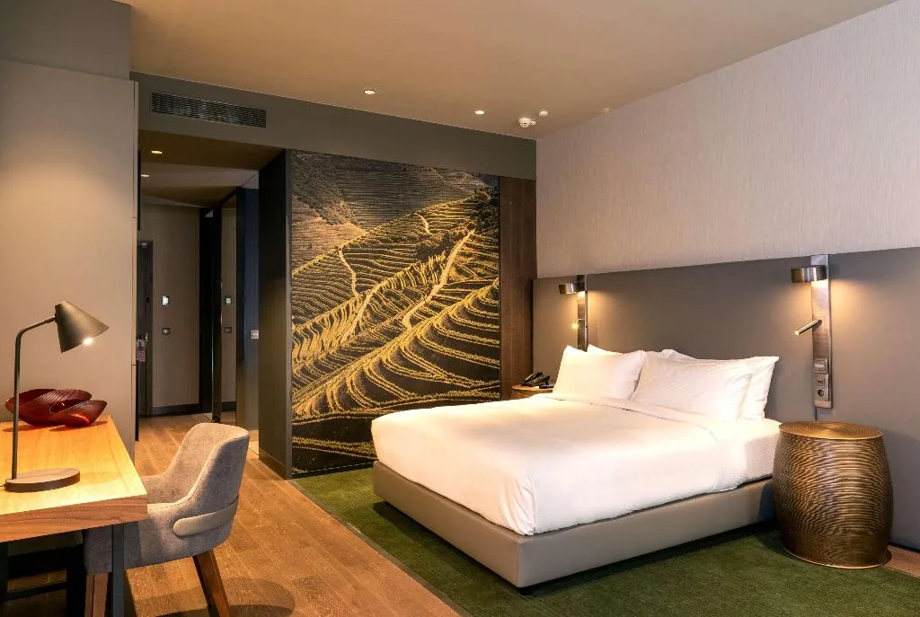 DOUBLE GUEST ROOM KING BED Room, Hilton Porto Gaia, Porto