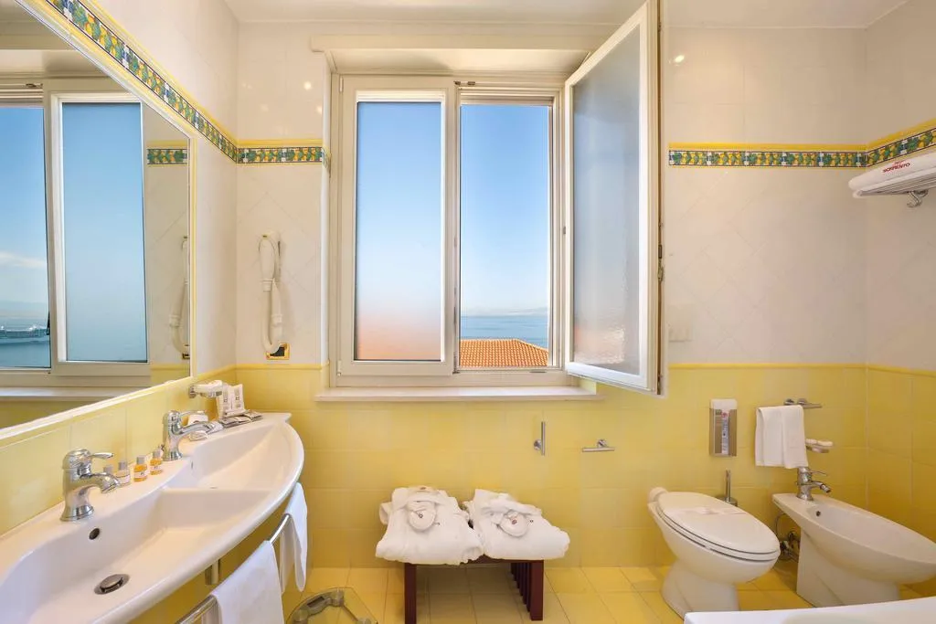 TRIPLE WITH BALCONY Room, Continental, Naples
