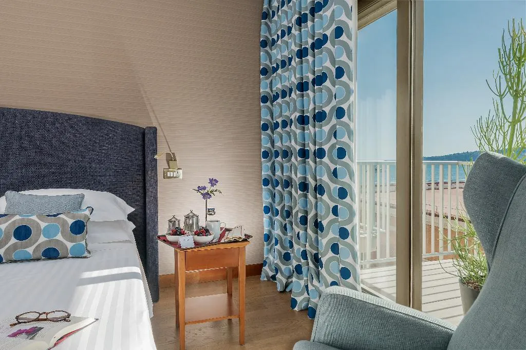 Double or Twin PARTIAL SEA VIEW Room, Royal Continental, Naples
