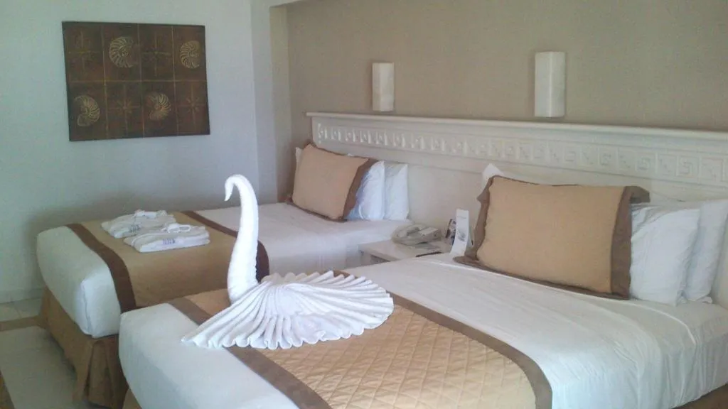 QUADRUPLE DELUXE OCEAN VIEW Room, BlueBay Grand Esmeralda, Playa Del Carmen