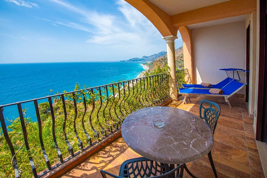 QUADRUPLE LUXURY SEA VIEW Room, Baia Taormina Hotel CDS Hotels, Taormina