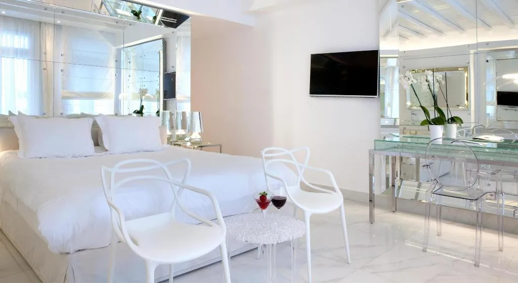 SUITE DELUXE WITH PRIVATE POOL Room, La Residence, Mykonos