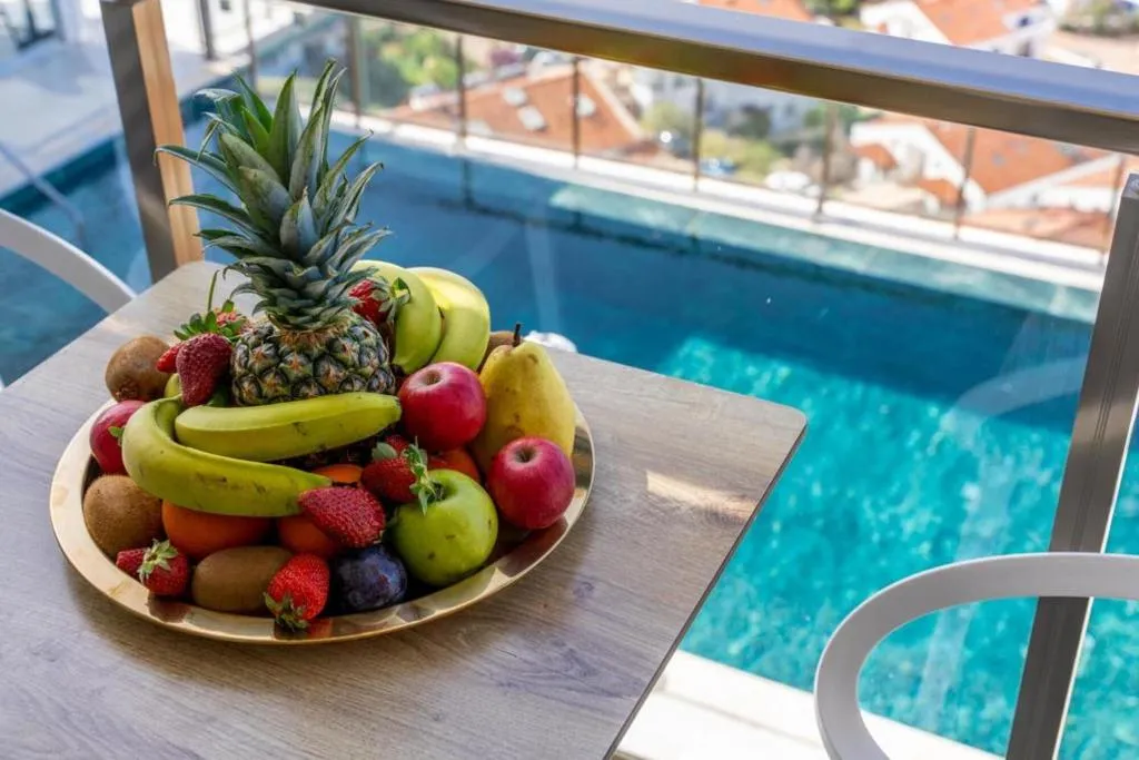 Room, Un Amor Hotel, Dalaman