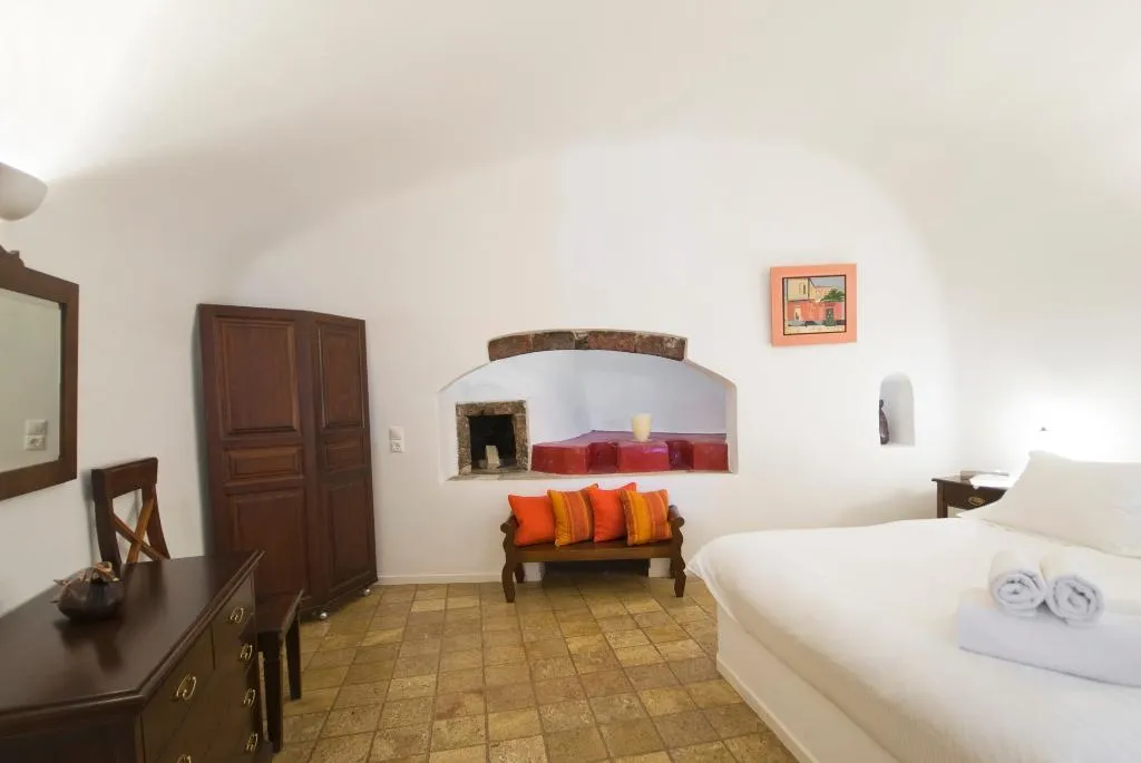 JUNIOR SUITE STANDARD Room, Pantelia Suites, Santorini