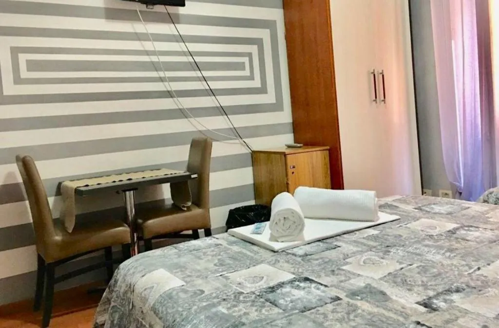 Room, Hi Termini, Naples