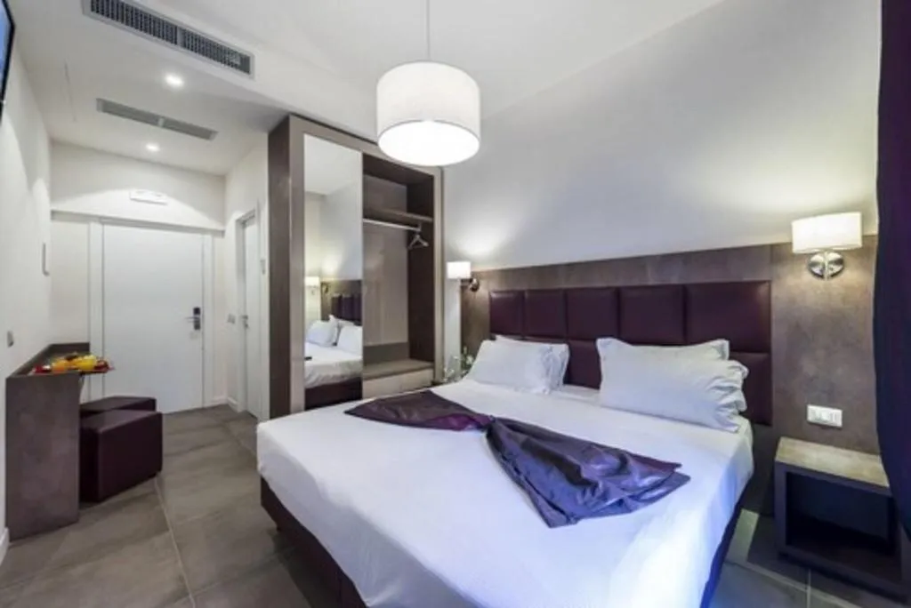 Room, California, Rome