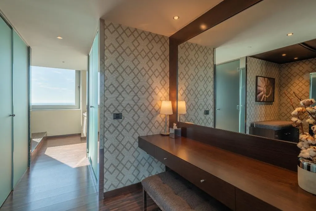 SUITE CAPACITY 4 Room, Leonardo Royal Hotel Barcelona Forum, Barcelona