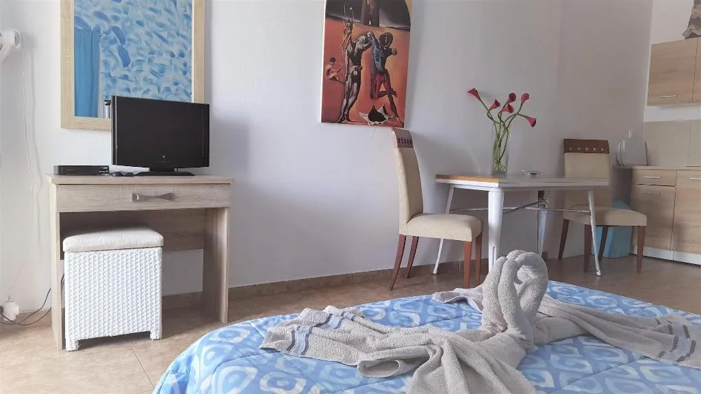 Room, Pleasure Beachside Studios, Santorini