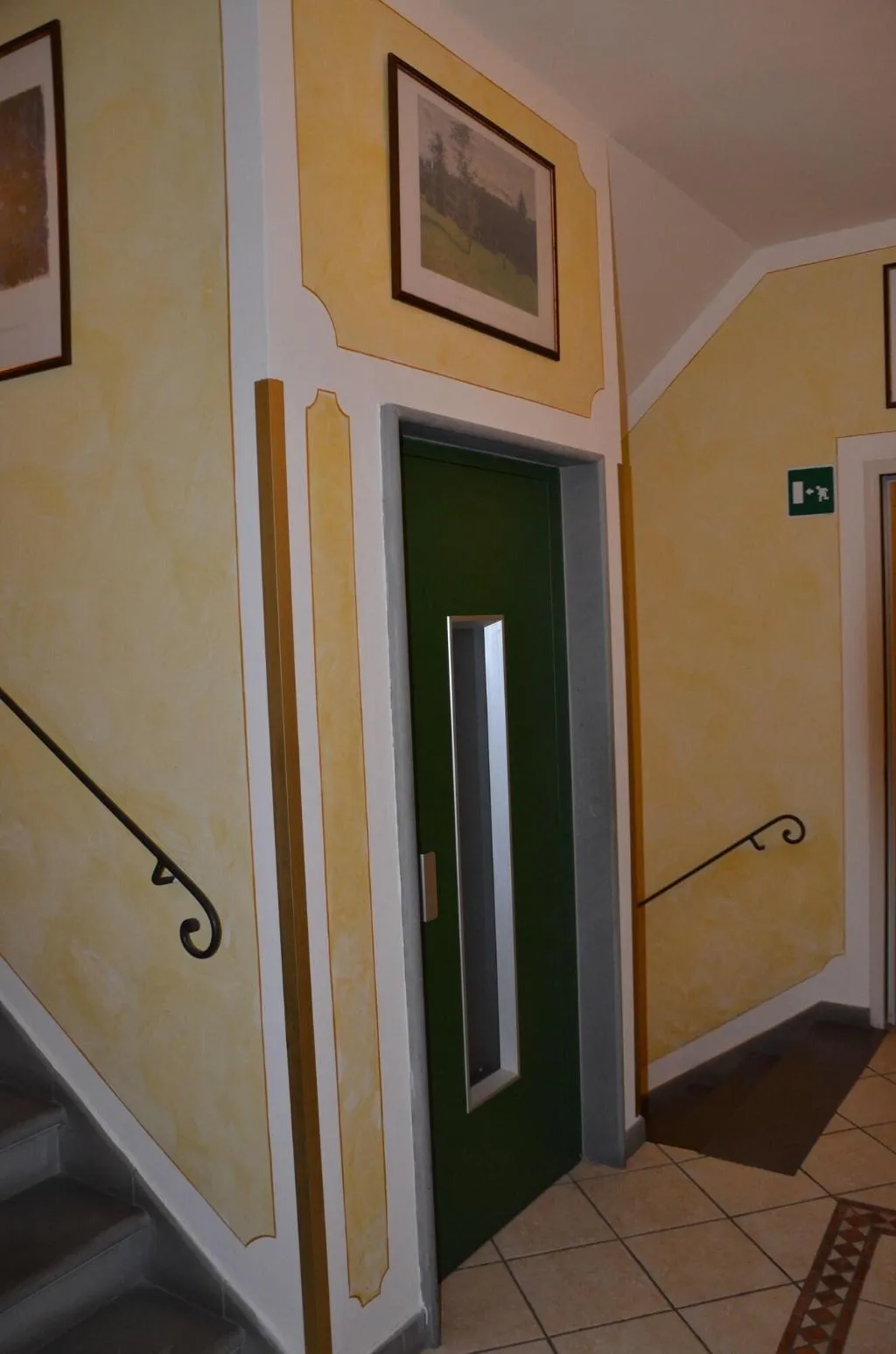 Lobby, Mia Cara, Florence