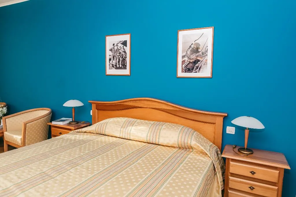 TRIPLE STANDARD Room, Spongiola, Split