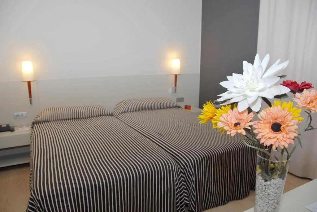 Double or Twin STANDARD Room, El Castell Hotel, Barcelona
