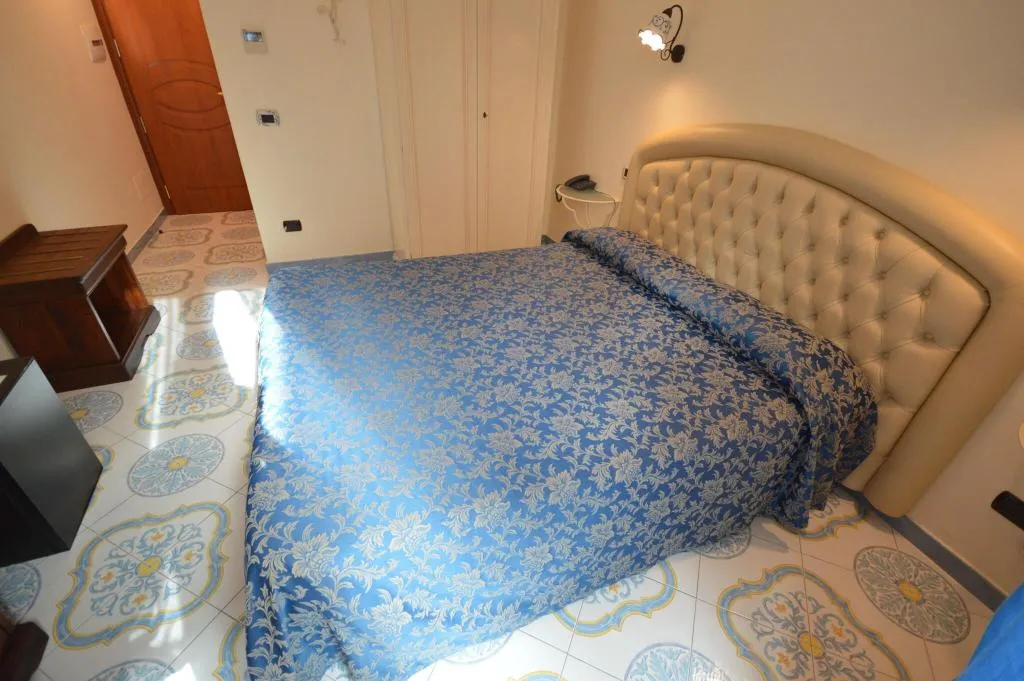 DOUBLE QUEEN SIZE BED Room, B&B Palazzo Pisani, Naples