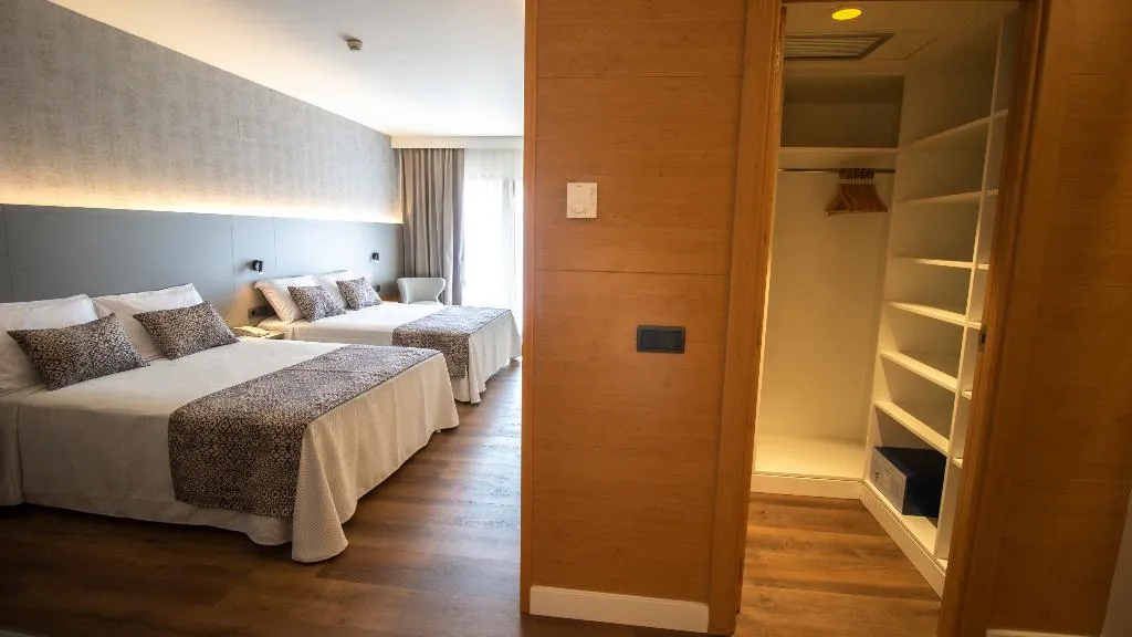 QUADRUPLE STANDARD Room, Golden Bahia de Tossa & Spa, Costa Brava
