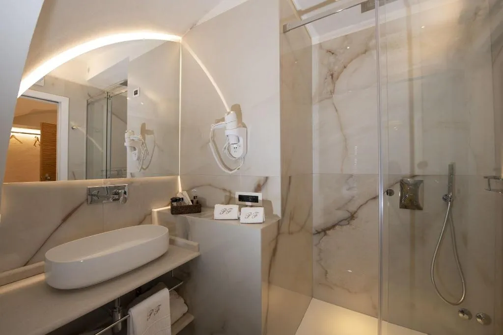 Room DELUXE CITY VIEW Room, Palazzo Ferraioli, Naples