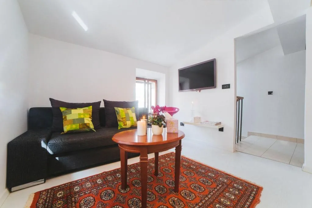 Room, House Karkovich, Split