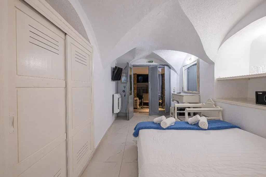 TRIPLE WITH VIEWS Room, Loucas On The Cliff, Santorini