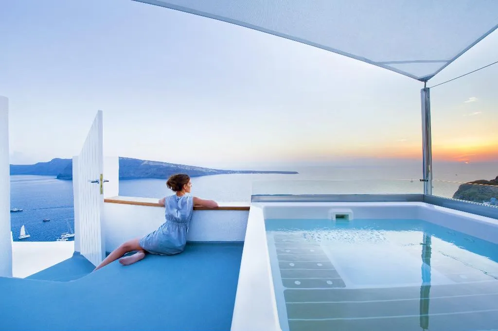 SUITE WITH JACUZZI Room, Hyperion Oia Suites, Santorini