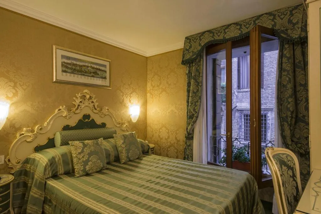 SINGLE CANAL VIEW Room, Becher, Venice