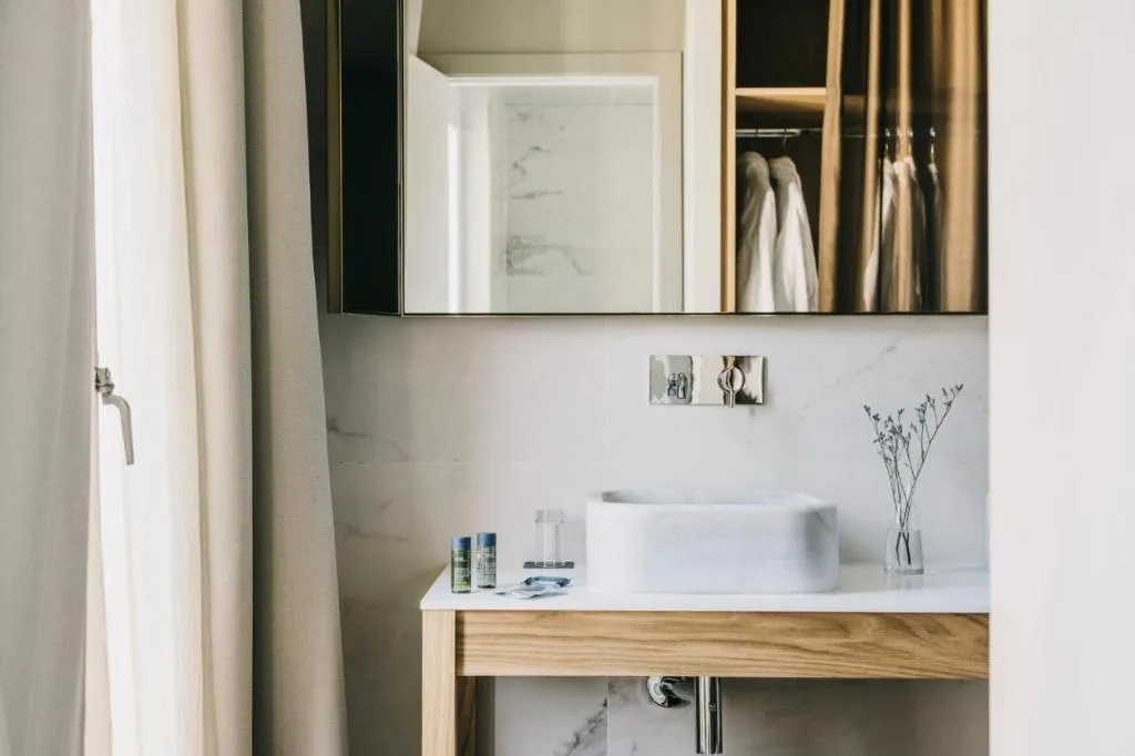 Room, Regina, Barcelona