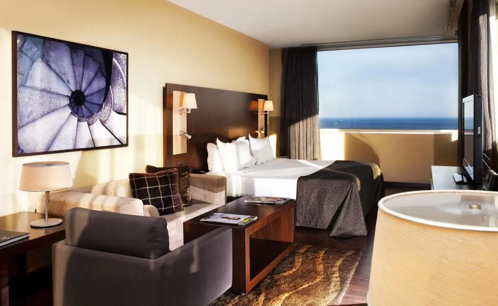 SUITE KING SIZE BED Room, Leonardo Royal Hotel Barcelona Forum, Barcelona