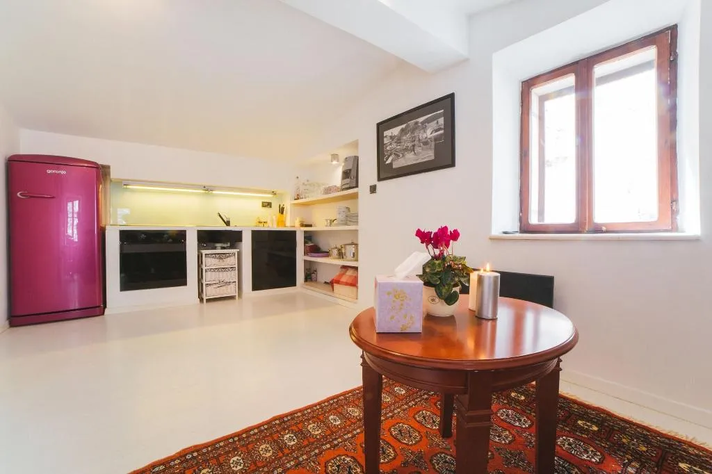 Room, House Karkovich, Split
