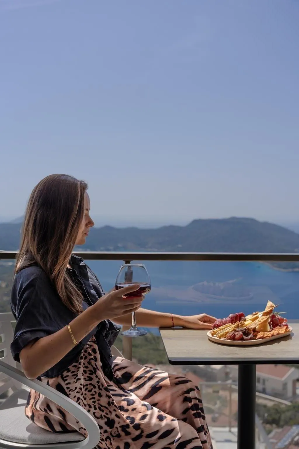Room, Un Amor Hotel, Dalaman