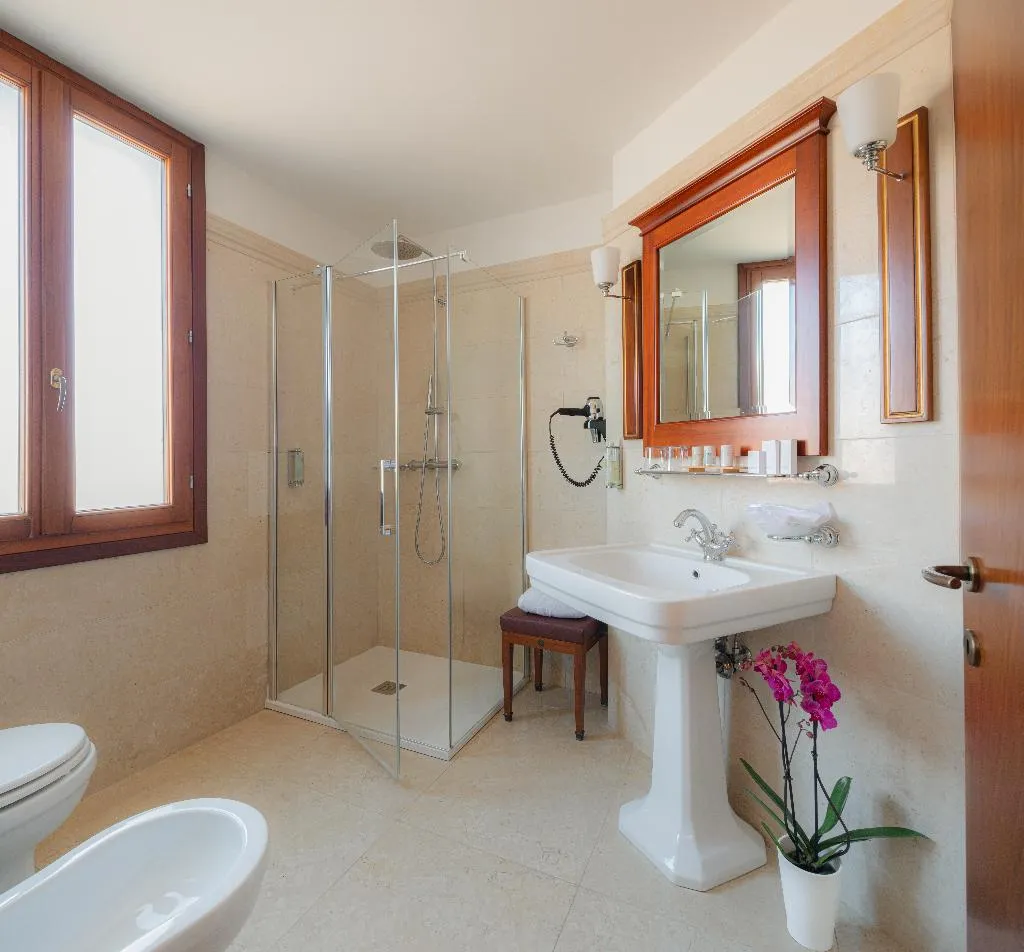JUNIOR SUITE CANAL VIEW Room, All'Angelo Art Hotel, Venice