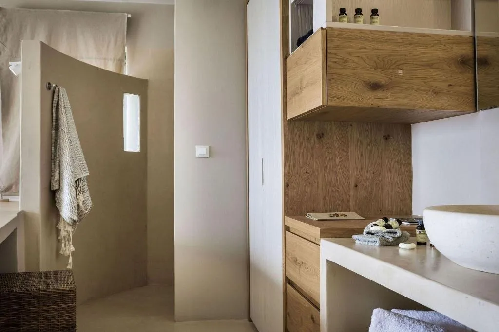 Room, F Zeen, Kefallinia