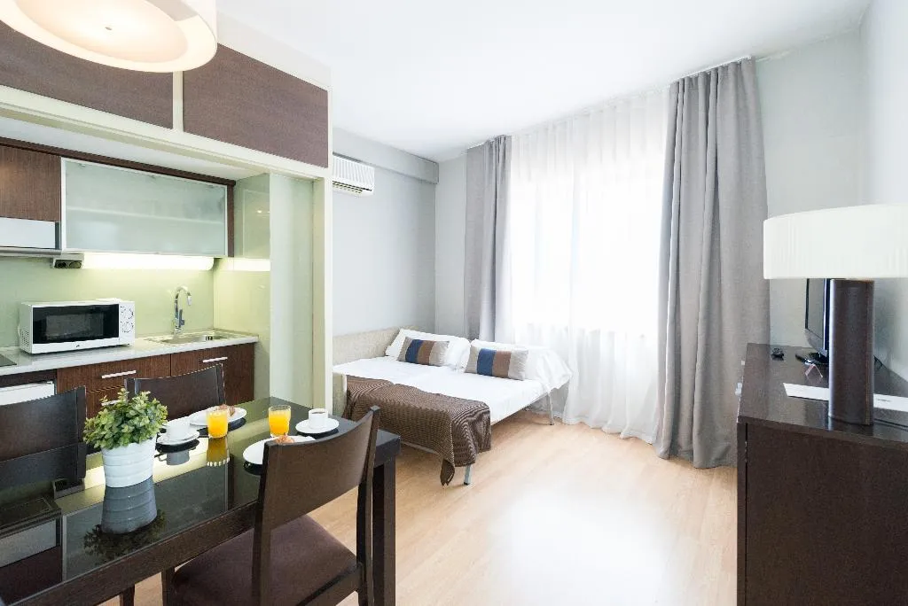 APARTMENT CAPACITY 4 Room, Senator Barcelona Apartments, Barcelona