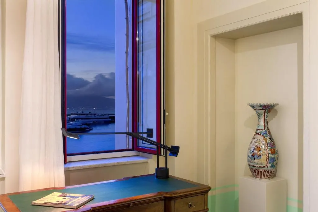 Room, Marina Piccola 73, Naples