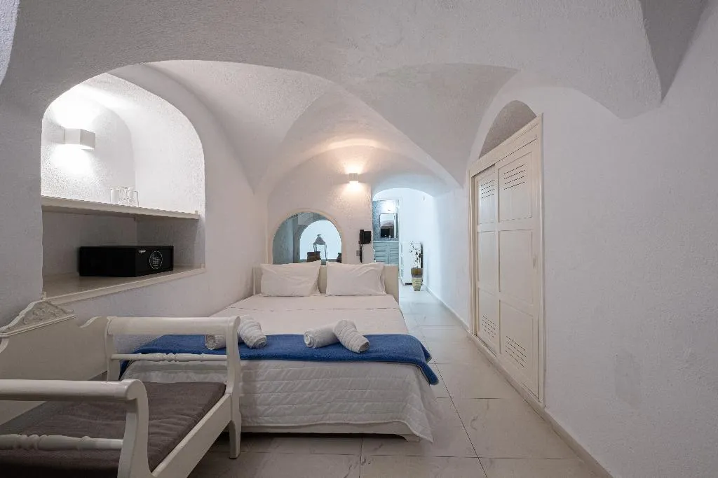 TRIPLE WITH VIEWS Room, Loucas On The Cliff, Santorini