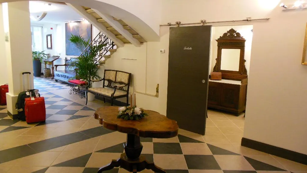 Lobby, Sant Antonin, Venice