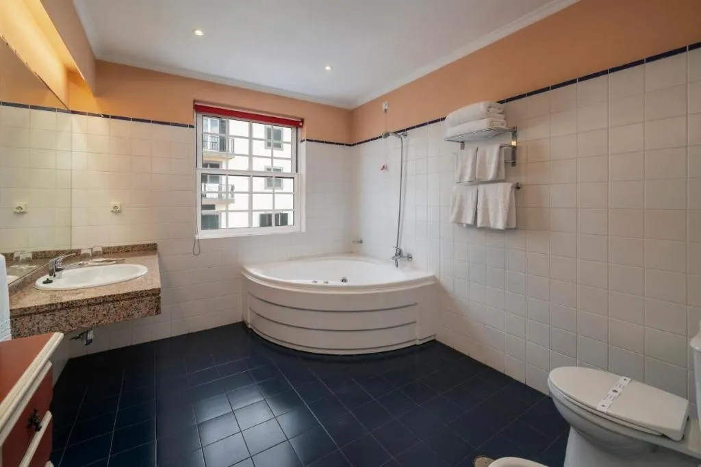 Room, Residencial Mariazinha, Madeira