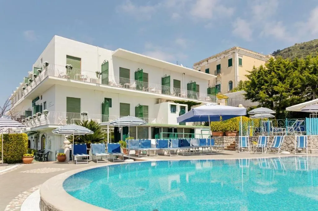 Pool, Carmencita, Naples