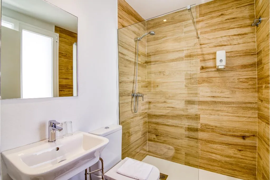 TRIPLE STANDARD Room, Hostal Restaurante La Isla S.L., Menorca