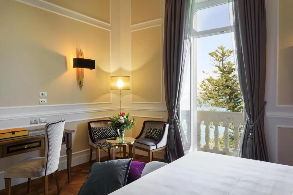 DOUBLE DELUXE SEA VIEW Room, Grand Hotel Des Étrangers, Catania