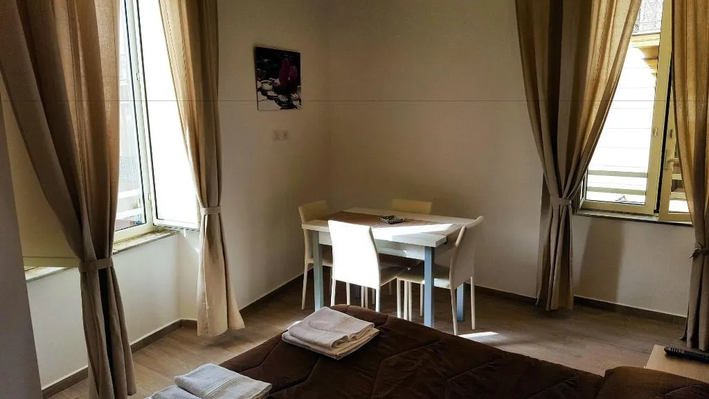 Room, Funikulì Funikulà, Naples