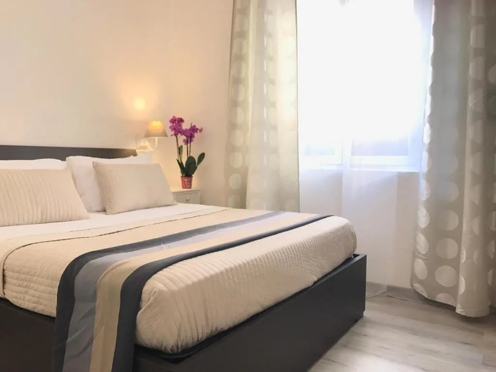 Room, Angolo Di Roma, Naples